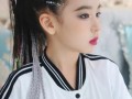 儿童演出头型女孩图片背后有何文化意义或审美考量？