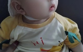 新生儿看了一会儿手机