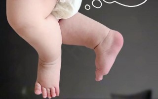新生儿换尿不湿时腿发抖是正常现象还是健康预警？