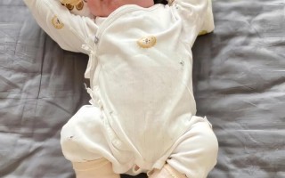 新生儿必须抱着睡才安稳？背后隐藏着哪些未被满足的需求？