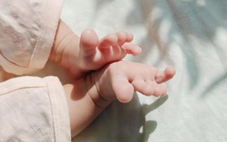 新生儿小手小脚拍照怎么拍才好看？姿势、道具、光线有什么讲究？