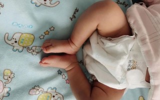 新生儿睡觉腿总蜷曲是正常发育还是健康隐患？需要干预吗？