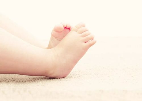 新生儿腿抖是正常现象还是生病了？-第3张图片-中州医学会