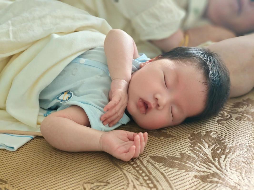 新生儿一睡五六小时不吃，正常吗？-第2张图片-中州医学会