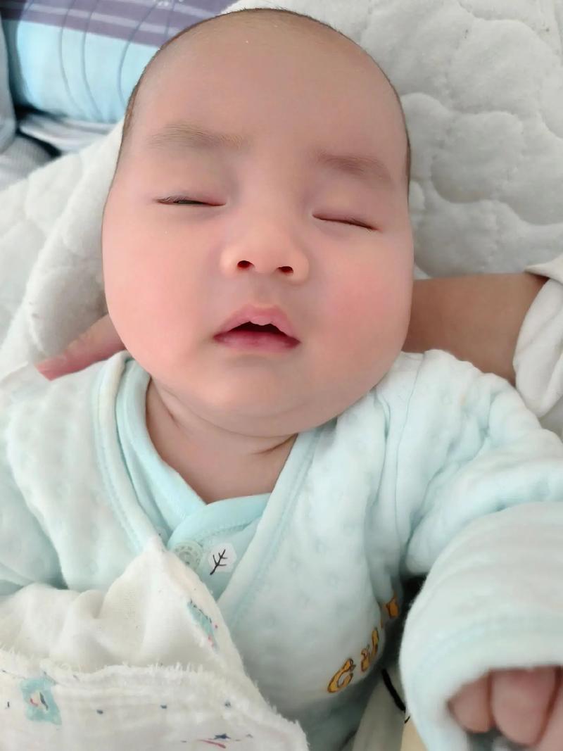 宝宝脸一大一小，是歪了吗？-第1张图片-中州医学会