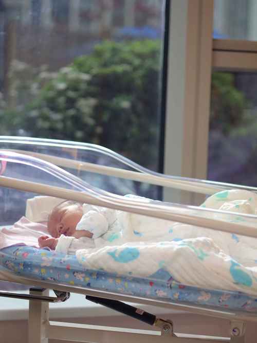 新生儿晒太阳隔着玻璃有用吗？-第3张图片-中州医学会