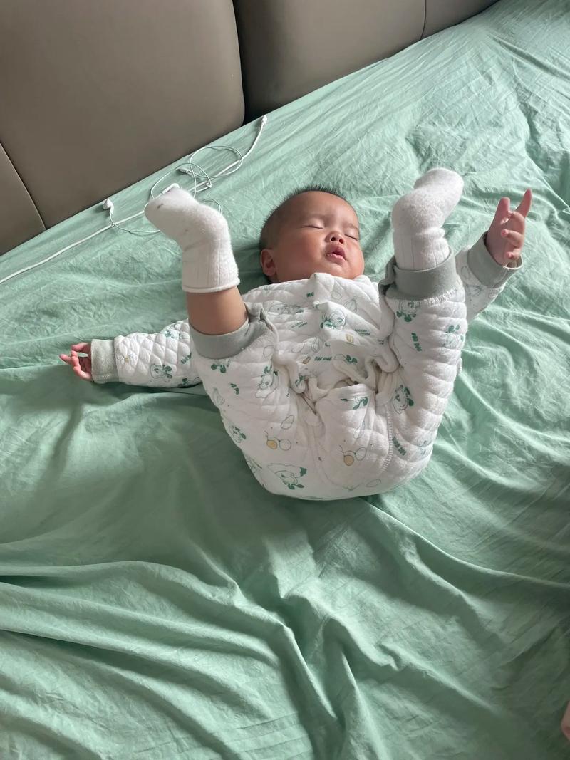 新生儿睡觉不踏实手舞足蹈哼哼咋办?-第3张图片-中州医学会 新生儿睡觉不踏实手舞足蹈哼哼咋办?-第3张图片-中州医学会