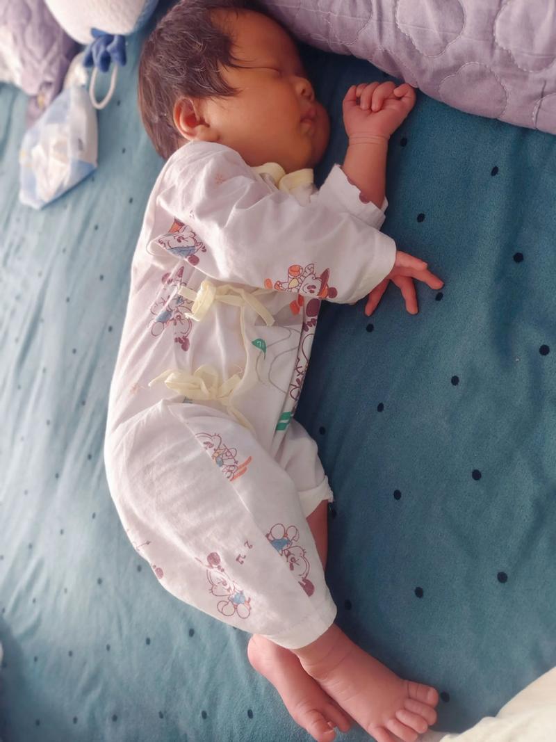 新生儿侧睡好不好？安全与舒适如何平衡？-第1张图片-中州医学会