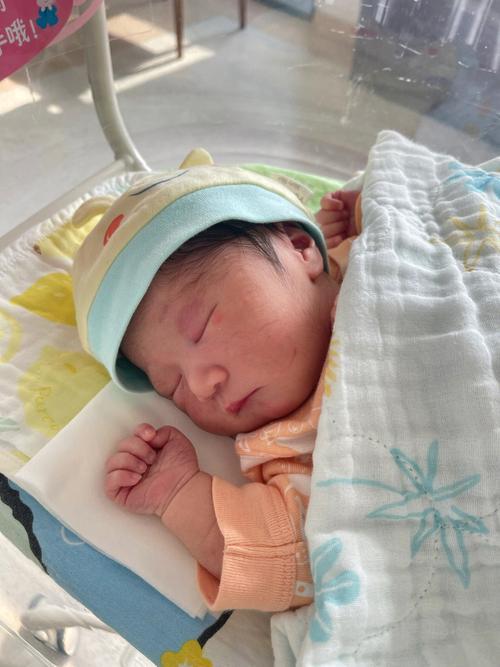 新生儿上眼皮发红是何原因？-第2张图片-中州医学会