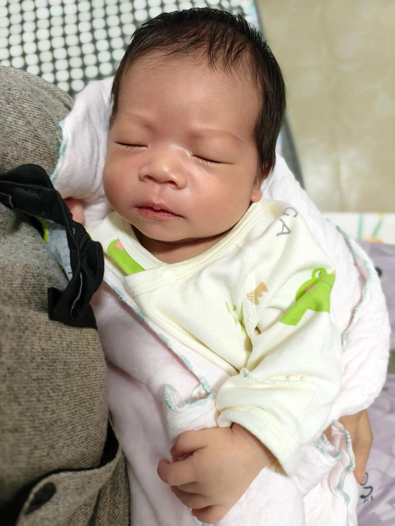 新生儿被手机闪光灯照一下有影响吗？-第1张图片-中州医学会