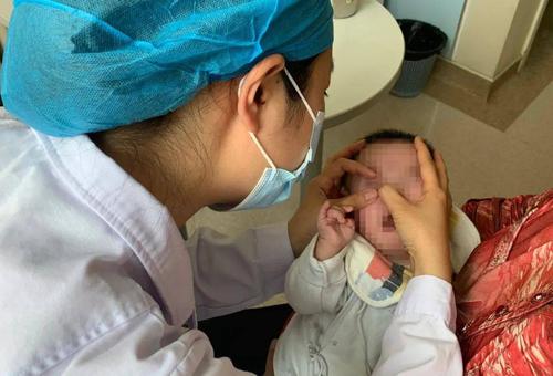 新生儿眼屎多怎么办？需清理或就医？-第1张图片-中州医学会