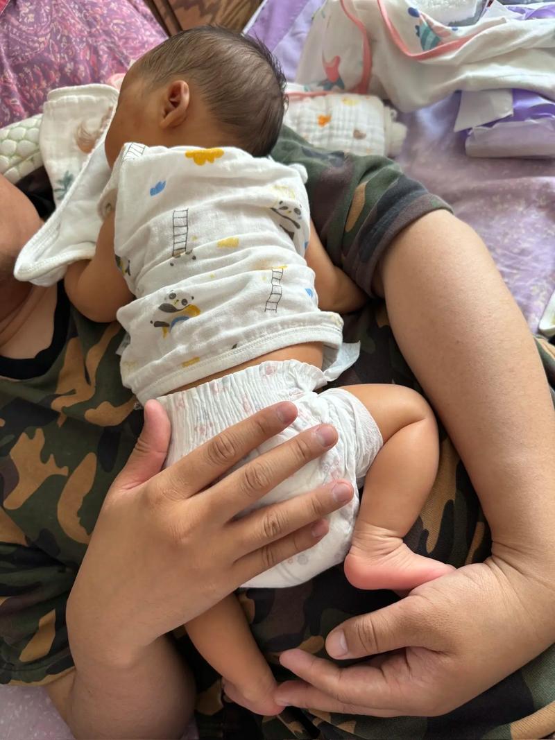 新生儿拍嗝总拍不出来？是姿势不对还是宝宝自身原因？-第1张图片-郑州医学网