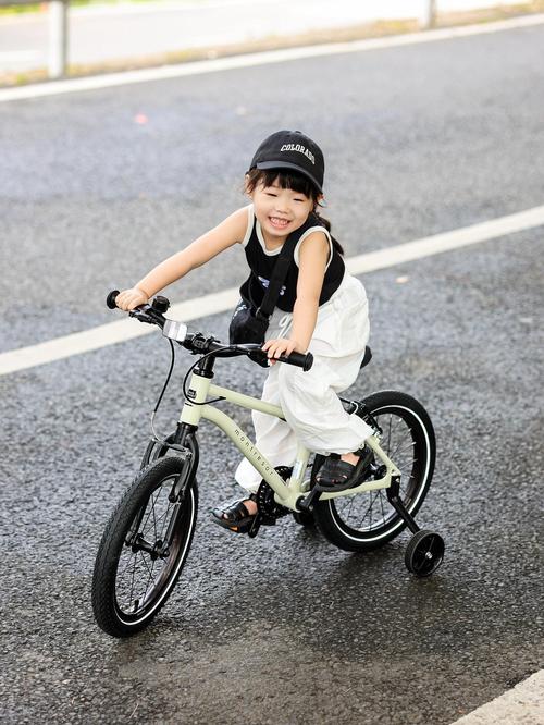 儿童几岁才能合法骑车上路？不同年龄阶段骑行规则有哪些具体要求？-第1张图片-郑州医学网