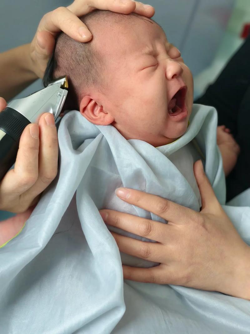 新生儿出生后多久才适合理发？过早理发会不会影响宝宝健康？-第2张图片-郑州医学网
