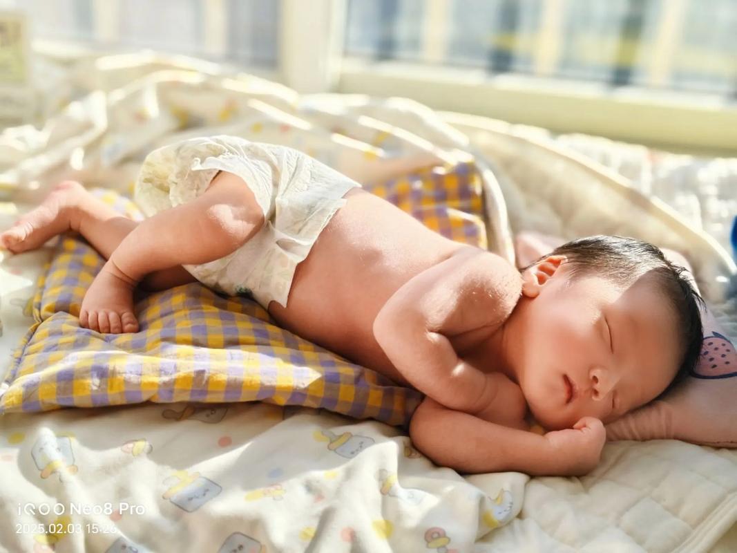 新生儿晒太阳晒多久合适？不同月龄、季节、时段晒太阳时长有何讲究？-第1张图片-郑州医学网