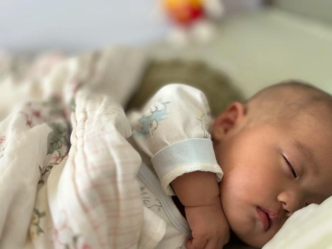 新生儿睡觉总哼哼唧唧是正常现象还是身体不适？家长该如何科学应对？-第3张图片-郑州医学网