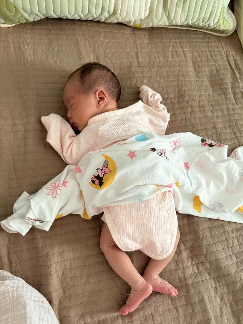 新生儿睡觉腿总蜷曲是正常发育还是健康隐患？需要干预吗？-第2张图片-郑州医学网