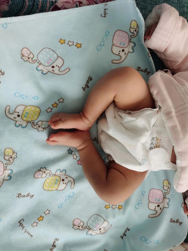 新生儿睡觉腿总蜷曲是正常发育还是健康隐患？需要干预吗？-第1张图片-郑州医学网