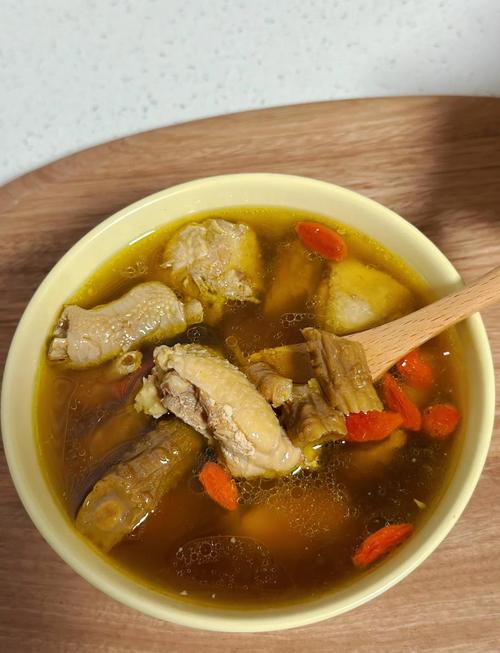 孕期喝党参鸡汤真的安全吗？需注意哪些禁忌与适量原则？-第1张图片-郑州医学网