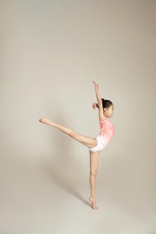 儿童学什么舞蹈能提升气质？芭蕾、民族舞还是现代舞更合适？-第1张图片-郑州医学网