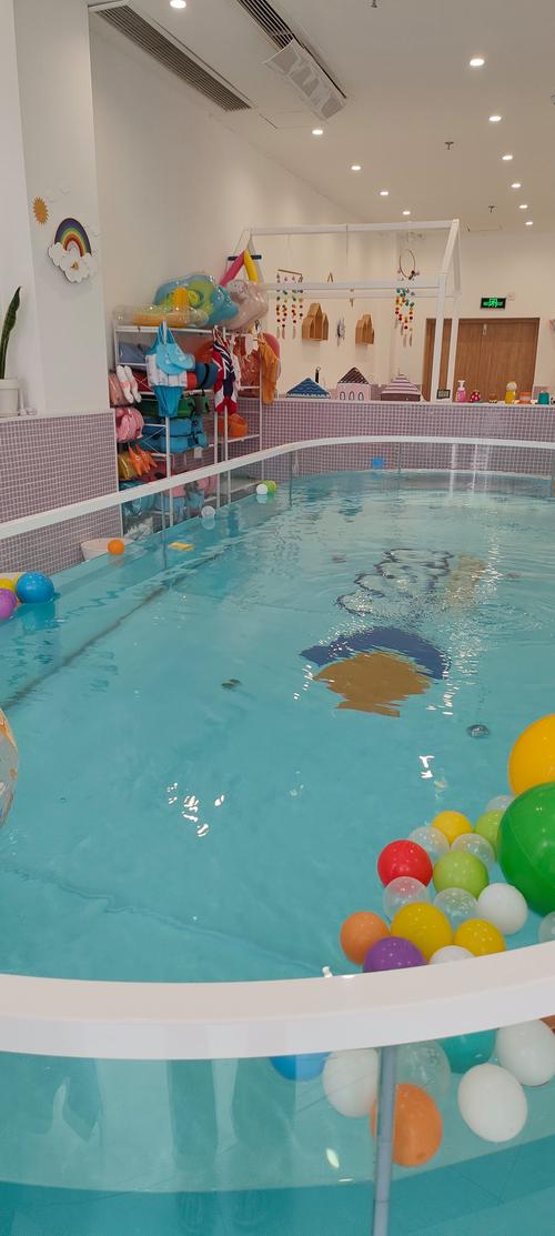 哪里有适合儿童游泳的安全场所?设施和师资条件如何?-第1张图片-郑州医学网 哪里有适合儿童游泳的安全场所?设施和师资条件如何?-第1张图片-郑州医学网