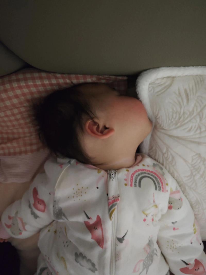 新生儿仰头是发育信号还是异常表现？家长该如何正确判断与应对？-第1张图片-郑州医学网