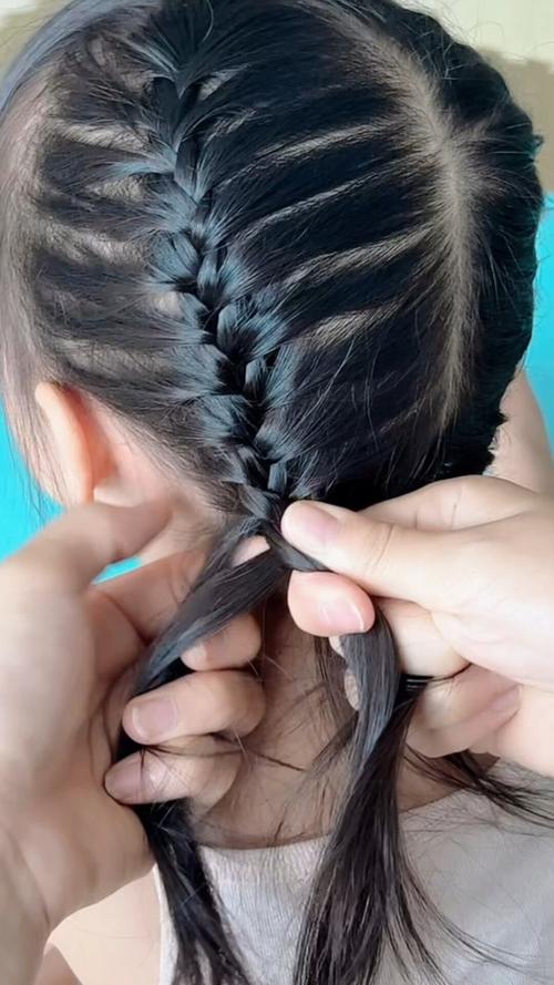 儿童蝎子辫编法图片步骤详解，适合新手家长吗？-第1张图片-郑州医学网