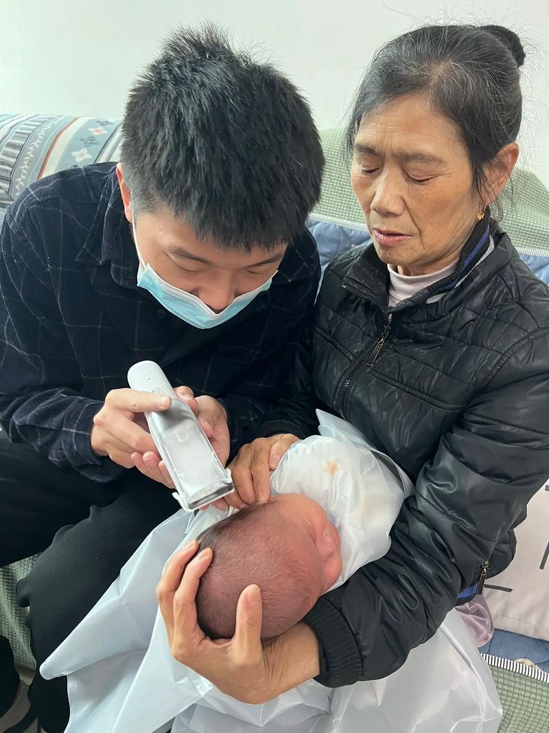 新生儿胎发到底该什么时候剪？剪早了伤头皮还是剪晚了影响发育？-第2张图片-郑州医学网