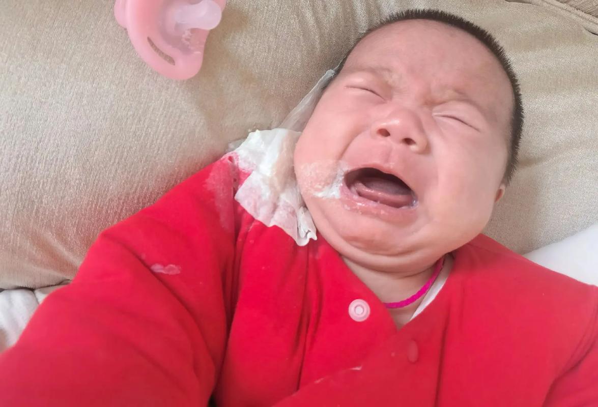 新生儿宝宝吐奶又拉肚子，是消化不良还是感染了？-第1张图片-郑州医学网