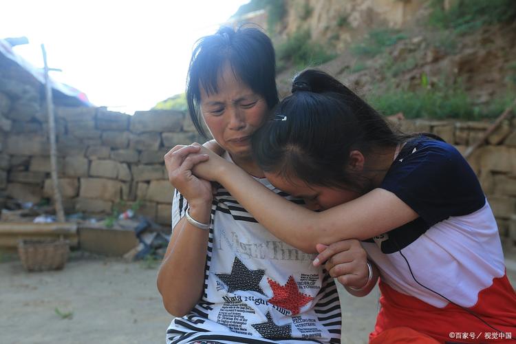 留守妈妈的牵挂，究竟有多深？她们独自撑起家的重量，心却被远方孩子紧紧揪着。-第1张图片-郑州医学网