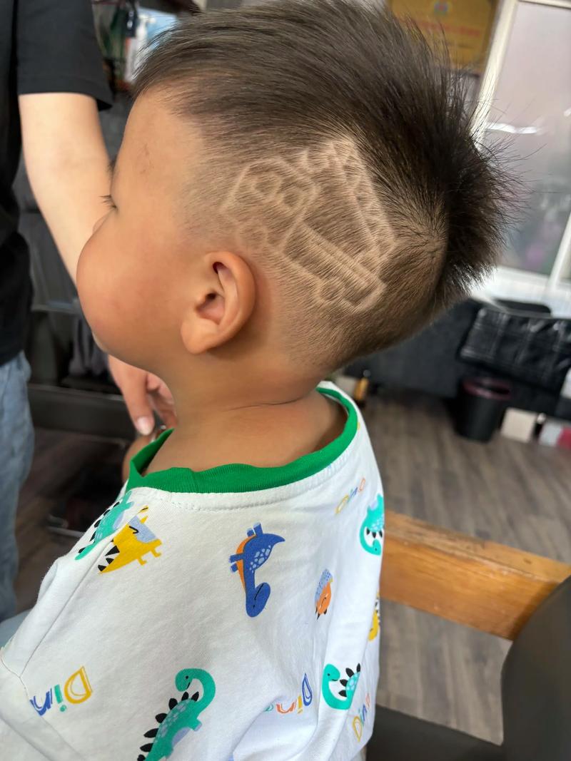 儿童头发雕刻图案大全，有哪些适合不同年龄段的创意造型？-第2张图片-郑州医学网