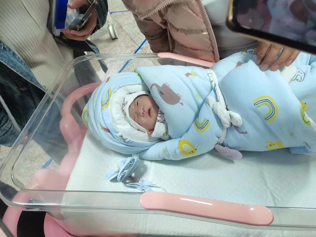 新生儿出生就睁眼睛了-第1张图片-郑州医学网