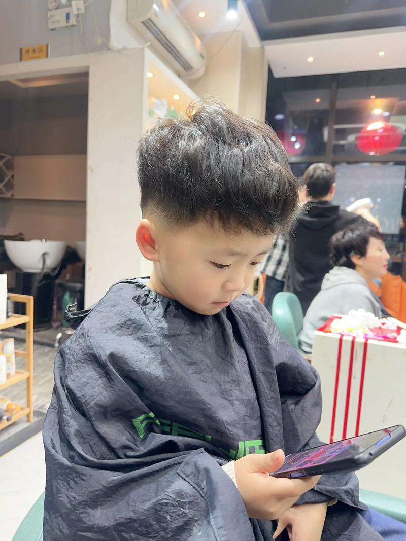 儿童烫发发型图片男童-第1张图片-郑州医学网