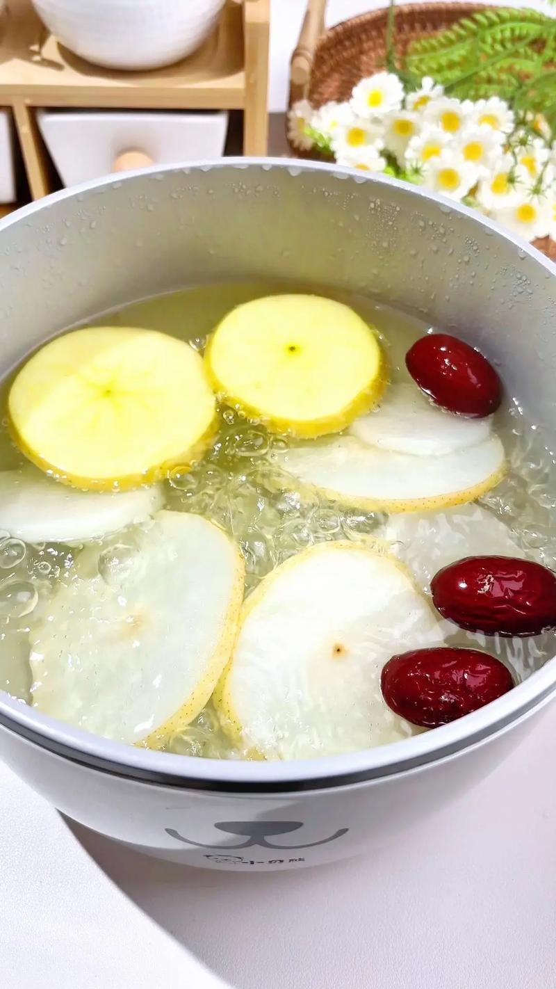 新生儿肠胃娇嫩，煮梨水能喝吗？需注意哪些细节才不会伤脾胃？-第3张图片-郑州医学网