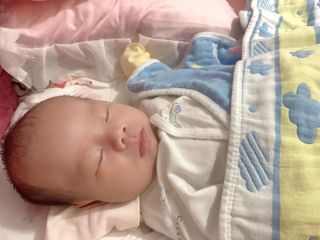 新生儿睡觉时为何总是一惊一乍的？这正常吗？需要担心吗？-第1张图片-郑州医学网