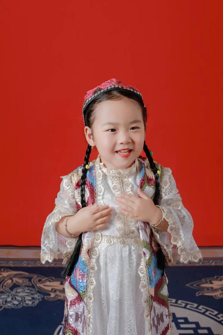 儿童新疆舞编小辫图片背后的文化传承与审美教育意义是什么？-第1张图片-郑州医学网