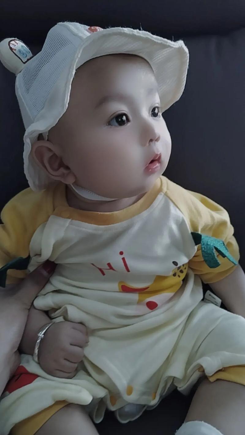 新生儿看了一会儿手机-第1张图片-郑州医学网