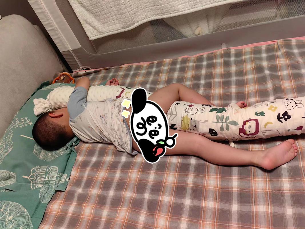 新生儿睡梦中挣扎放屁-第1张图片-郑州医学网