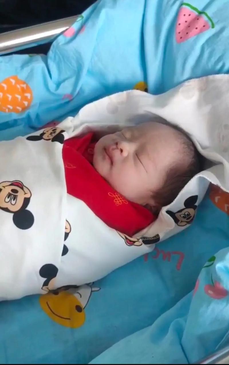 新生儿睡梦中挣扎放屁-第2张图片-郑州医学网