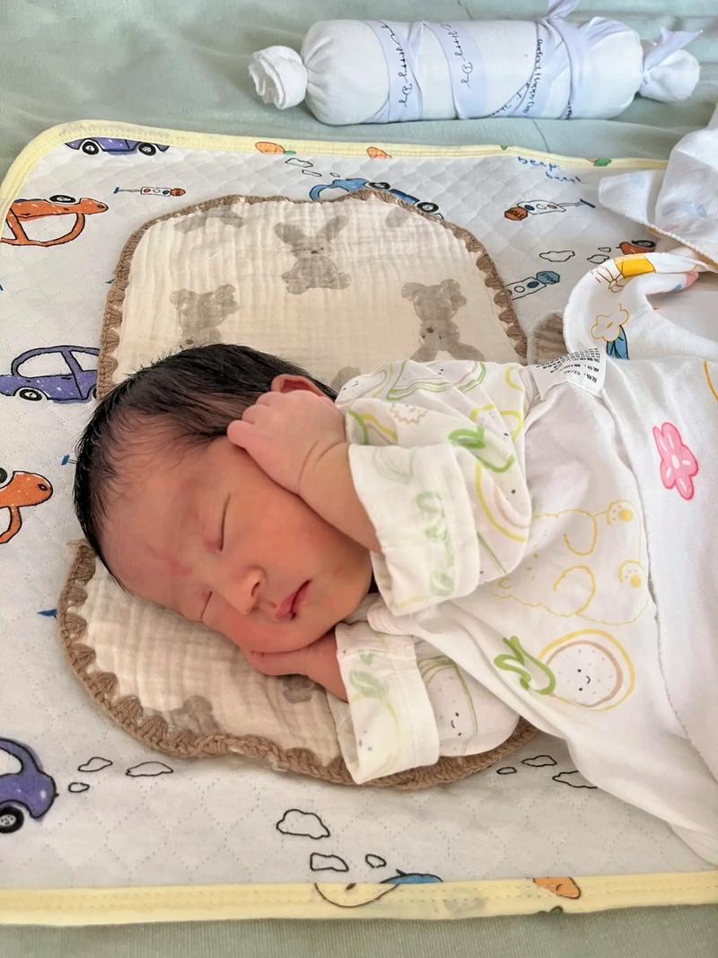 新生儿刚出生到底该怎么睡？仰卧、侧卧还是趴着？安全又舒服的睡姿到底是什么？-第3张图片-郑州医学网