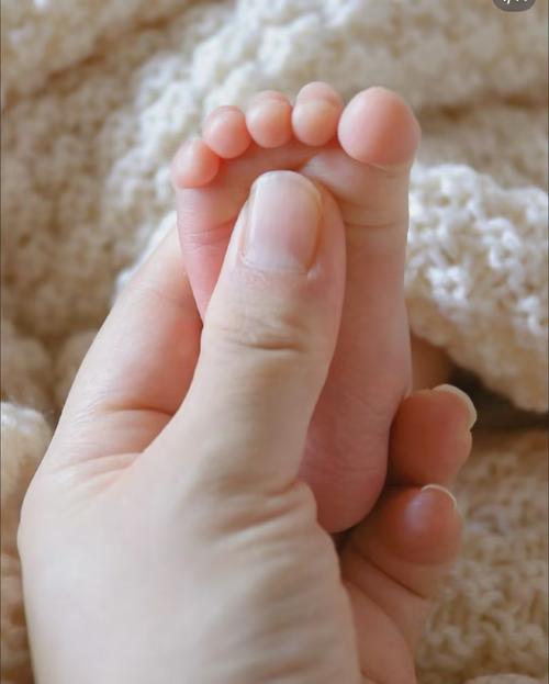 新生儿小手小脚怎么拍-第1张图片-郑州医学网