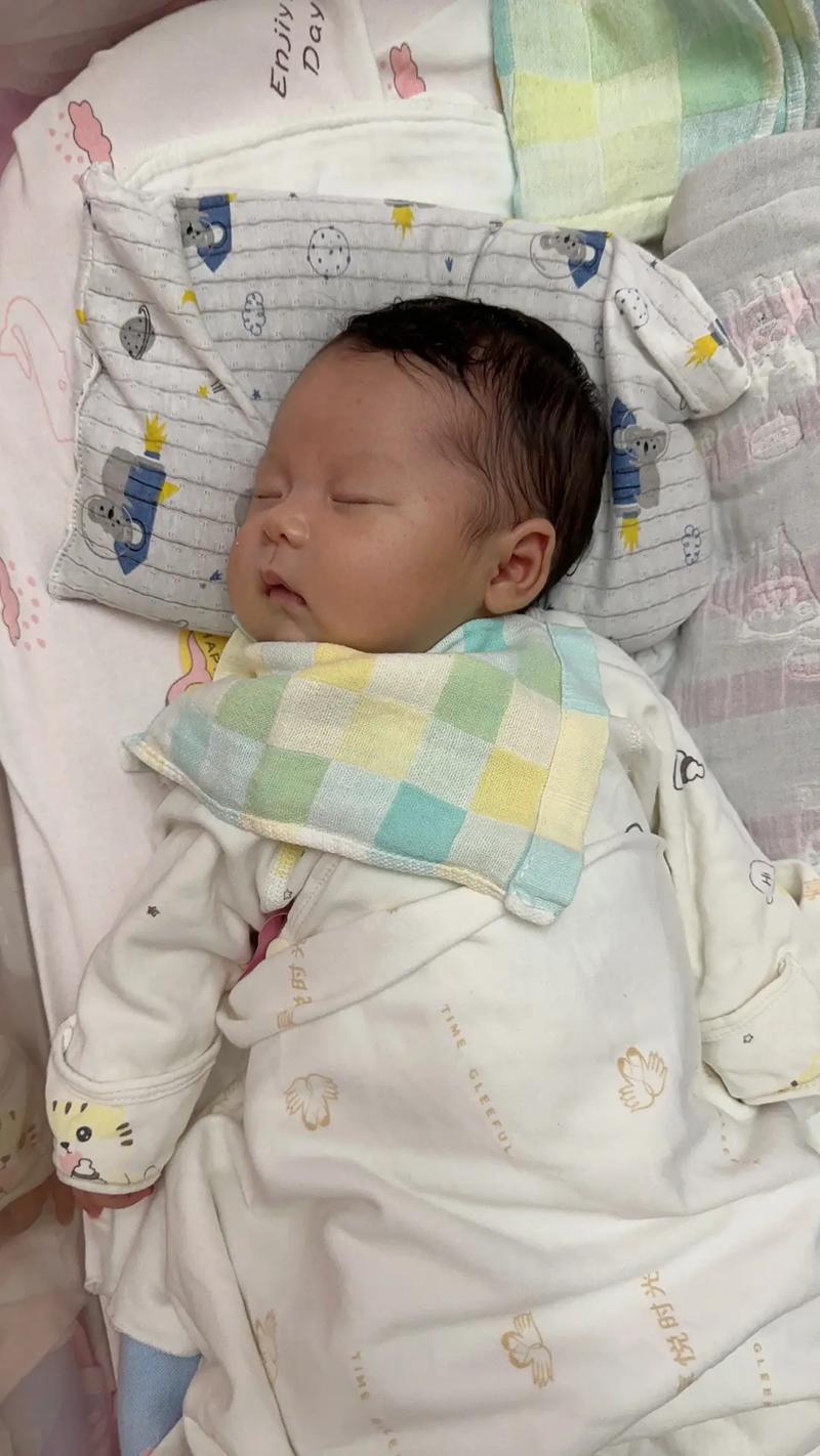新生儿歪着头睡觉是正常现象还是需要警惕的健康信号？-第3张图片-郑州医学网