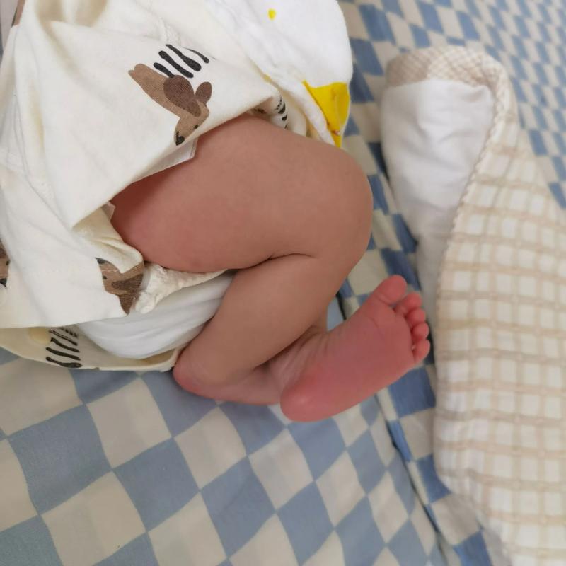 新生儿可以靠在腿上吗-第1张图片-郑州医学网