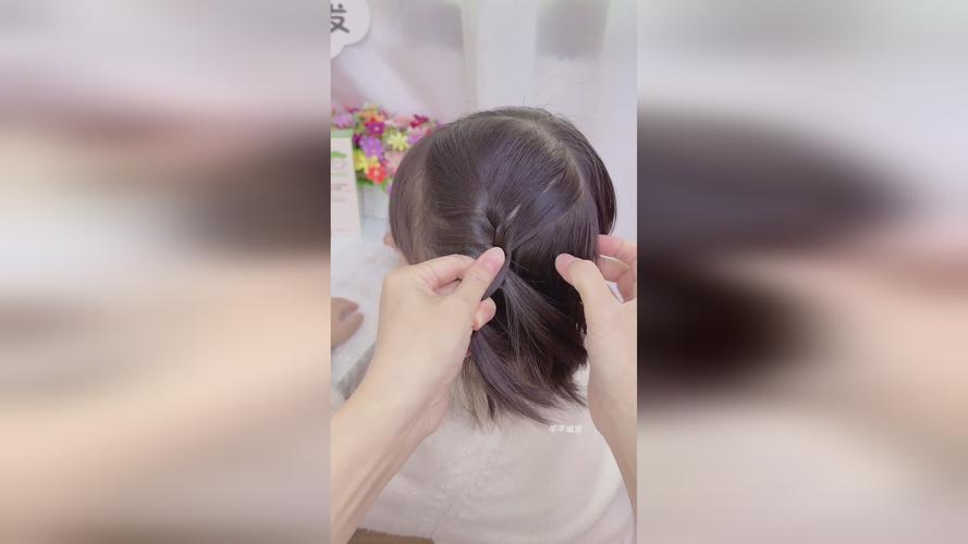 如何快速学会给女孩扎简单又好看的短发盘发?-第3张图片-郑州医学网 如何快速学会给女孩扎简单又好看的短发盘发?-第3张图片-郑州医学网