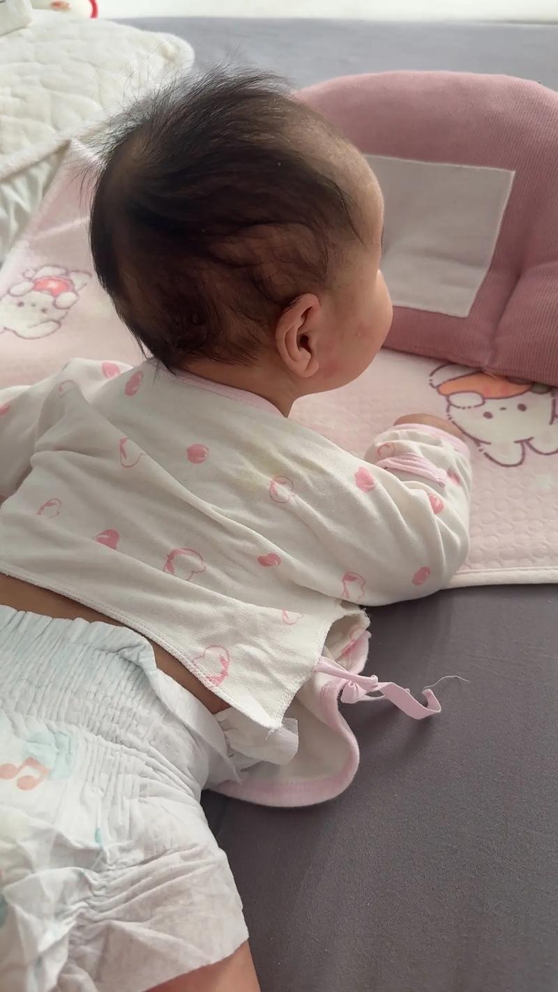 新生儿总是抬头向上看，是发育信号还是异常表现？-第3张图片-郑州医学网