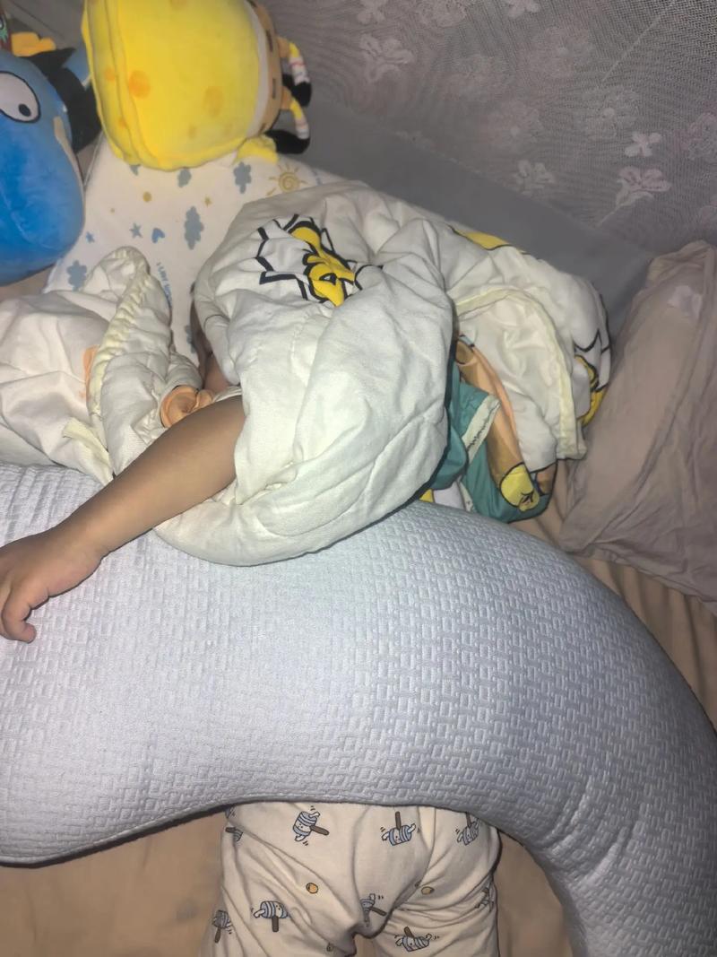 新生儿睡觉胳膊腿乱动，是正常发育还是不舒服的信号？-第2张图片-郑州医学网