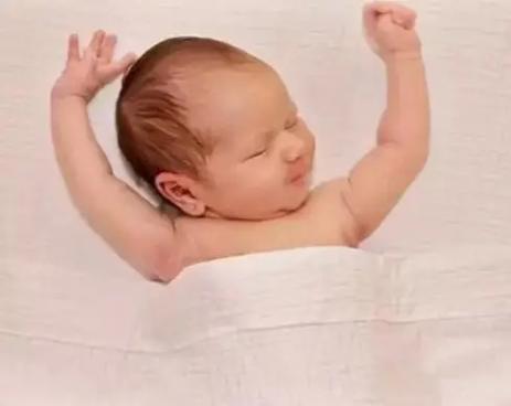 新生儿频繁抻懒腰哼唧是正常发育还是身体不适信号？-第1张图片-郑州医学网