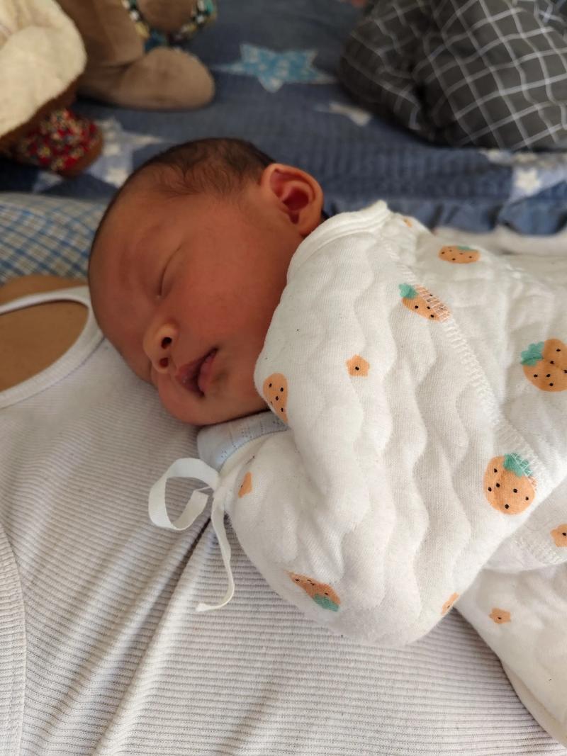 新生儿睡觉时总发出哼哼唧唧的声音，是正常现象还是身体不适的信号？-第2张图片-郑州医学网