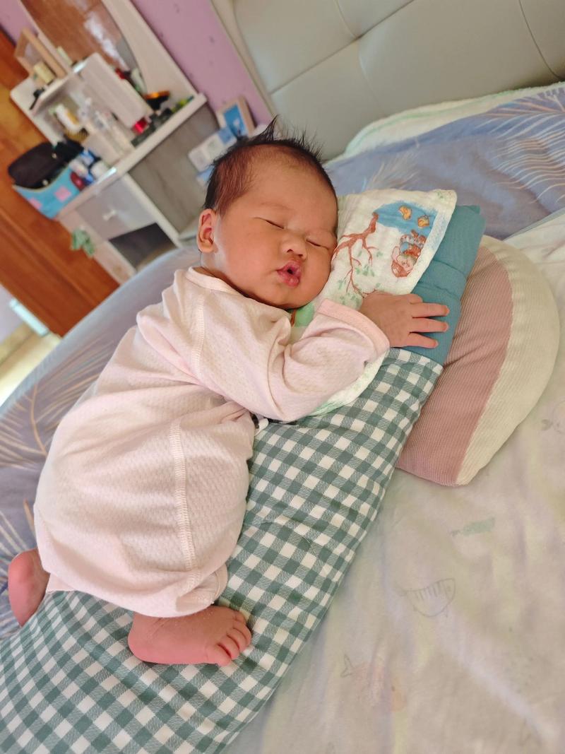 新生儿睡觉时总发出哼哼唧唧的声音，是正常现象还是身体不适的信号？-第1张图片-郑州医学网