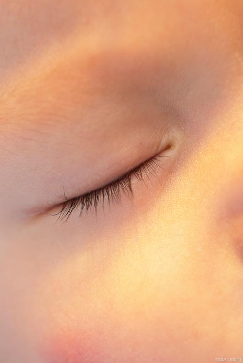 新生儿为什么没有睫毛？是发育未完全还是另有进化奥秘？-第3张图片-郑州医学网